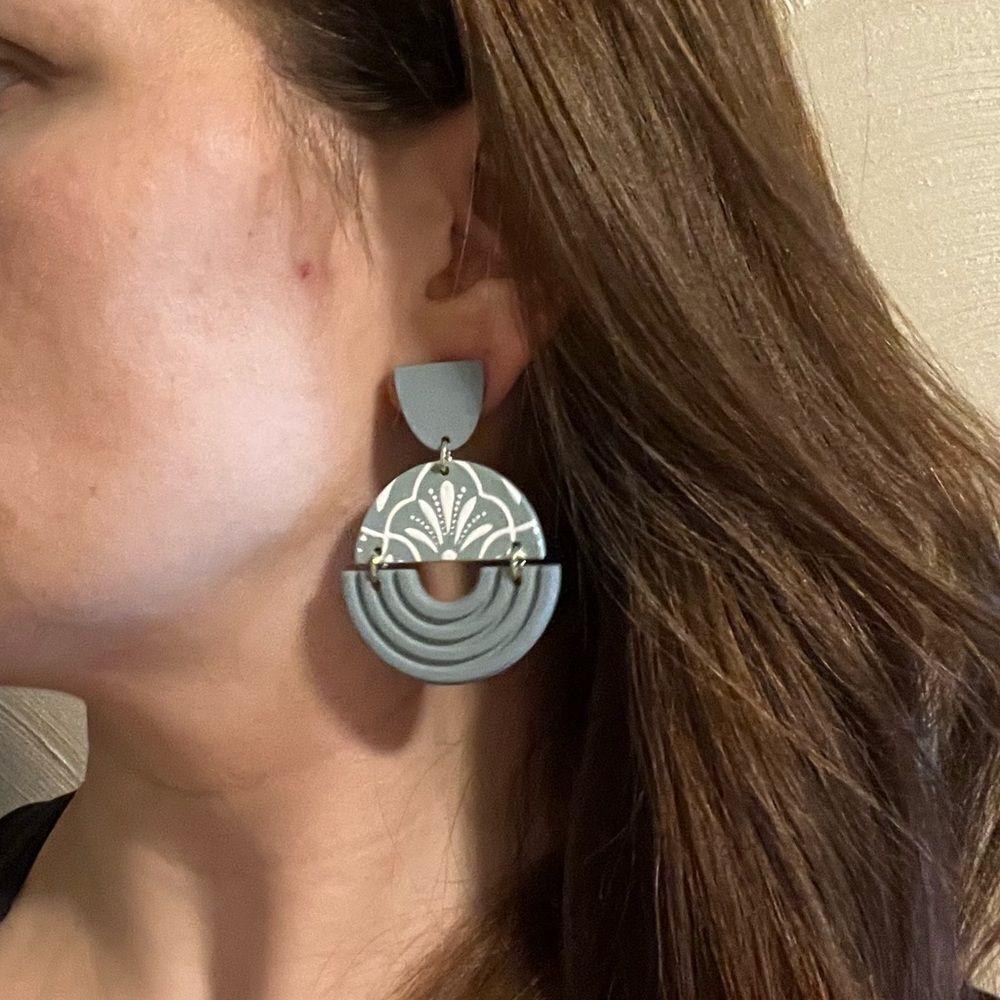 ‎Floral Pattern Round Drop Earrings - Picture 5 of 8